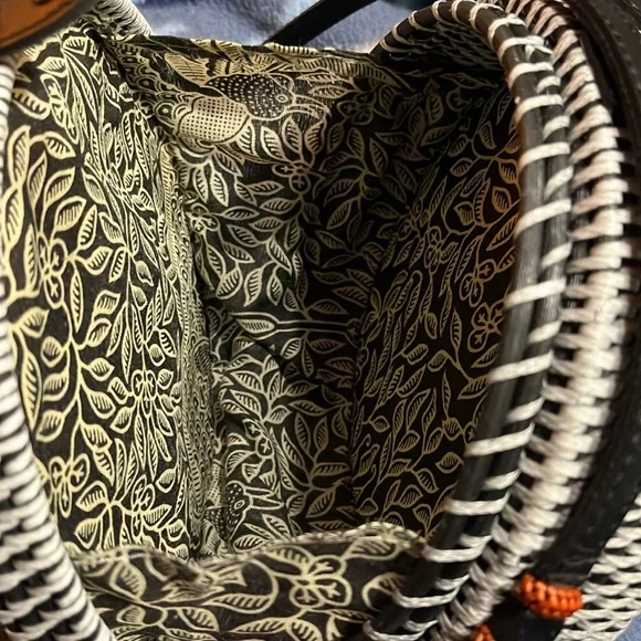 BLACK/WHITE ROUND RATTAN ROUND CROSSBODY BAG - Picture 5 of 7